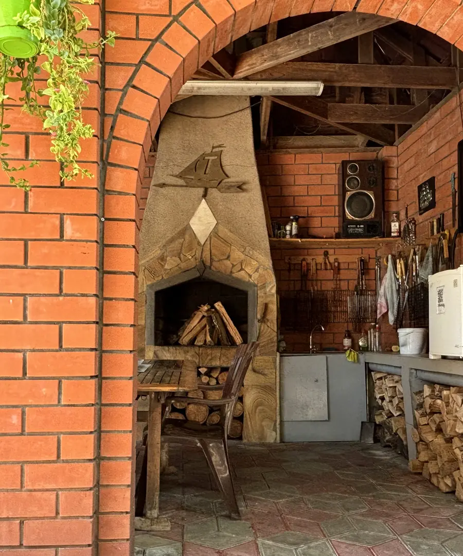 Мангальная зона крупным планом
